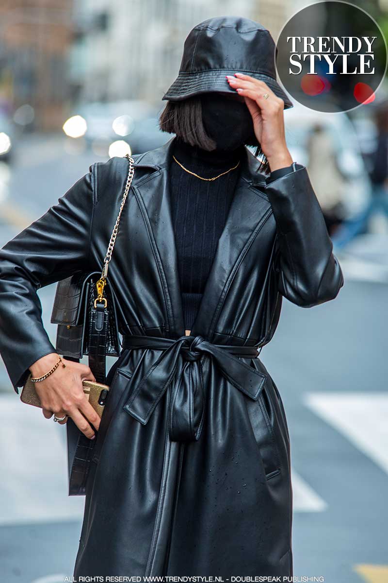 Streetstyle trends winter 2021. Total black mode outfits. Foto: Charlotte Mesman