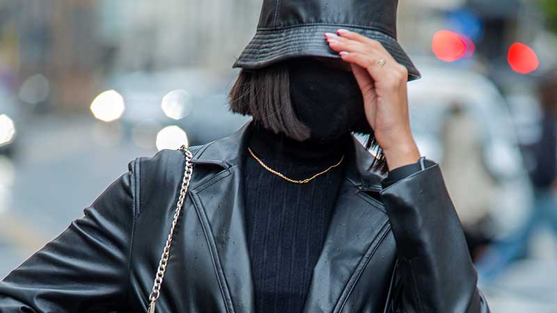 Streetstyle trends winter 2021. Total black mode outfits. Foto: Charlotte Mesman