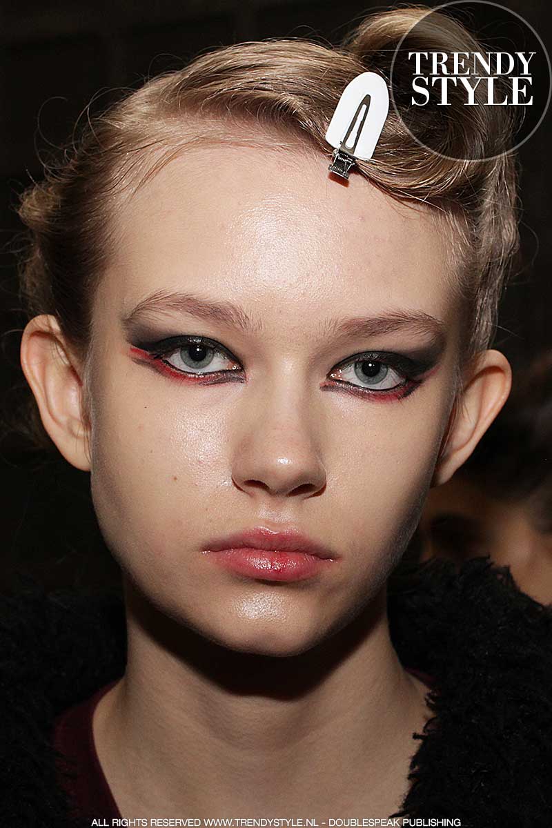 Oogmake-up in rood met zwart. Fashion Show: Antonio Marras, make-up: Tom Pecheux voor M.A.C.