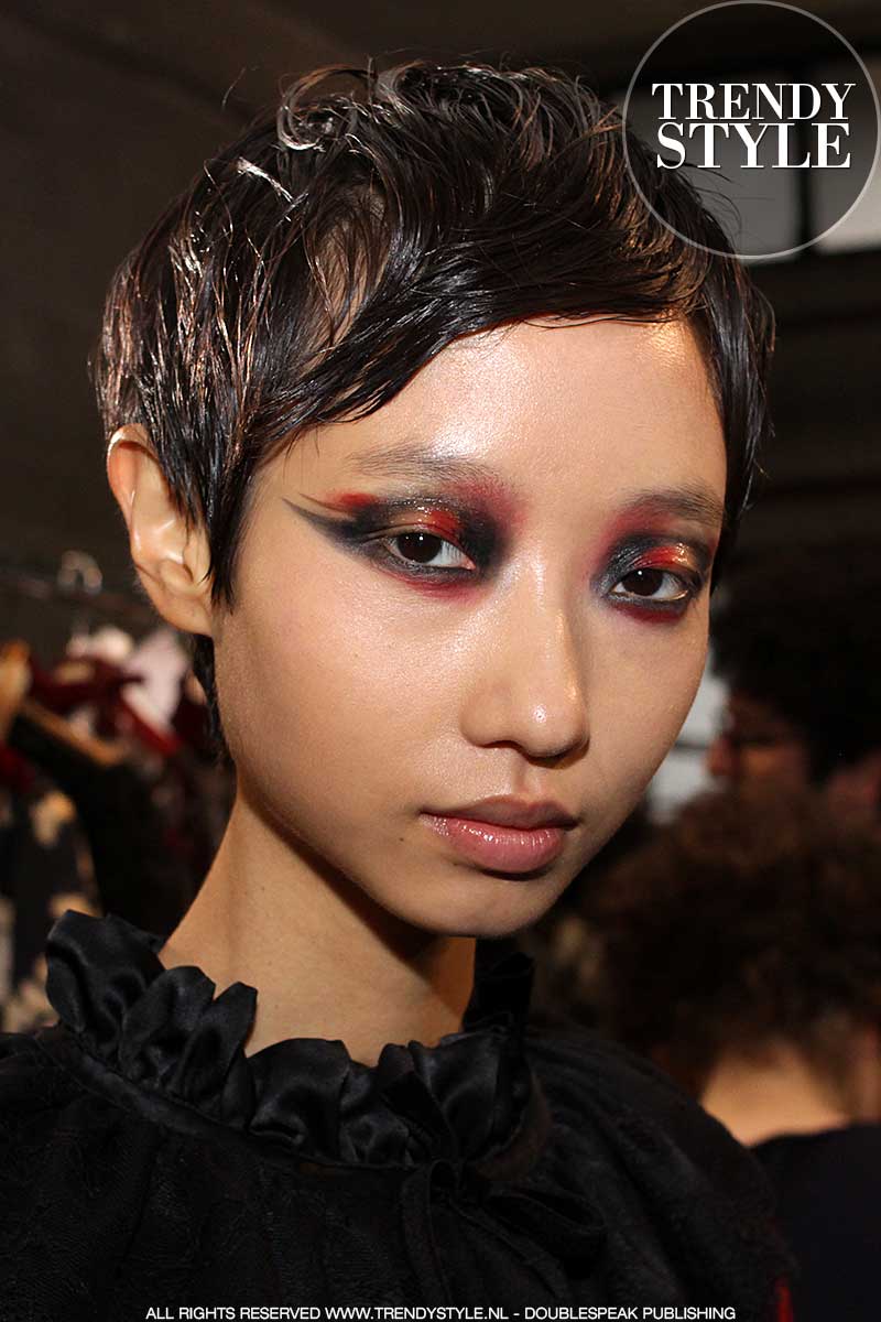 Oogmake-up in rood met zwart. Fashion Show: Antonio Marras, make-up: Tom Pecheux voor M.A.C.