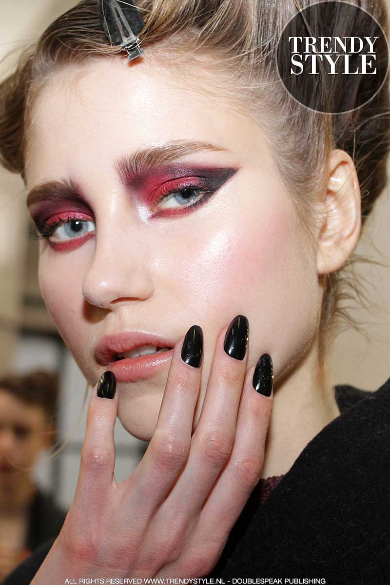 Oogmake-up in rood met zwart. Fashion Show: Antonio Marras, make-up: Tom Pecheux voor M.A.C.