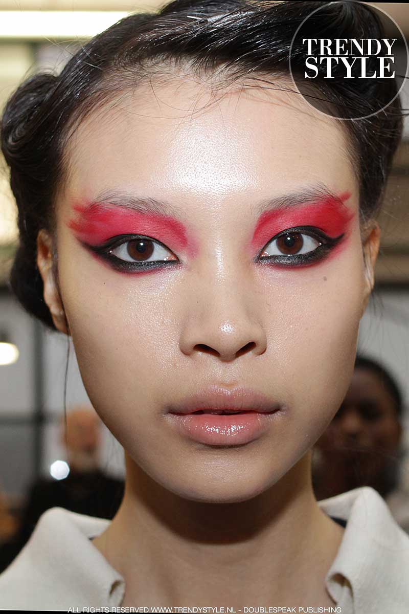 Oogmake-up in rood met zwart. Fashion Show: Antonio Marras, make-up: Tom Pecheux voor M.A.C.