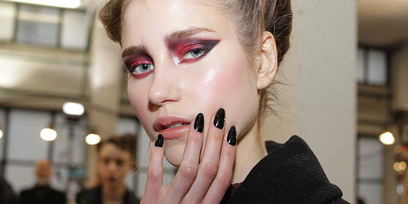 Oogmake-up in rood met zwart. Fashion Show: Antonio Marras, make-up: Tom Pecheux voor M.A.C.