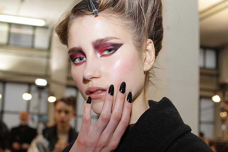 Oogmake-up in rood met zwart. Fashion Show: Antonio Marras, make-up: Tom Pecheux voor M.A.C.