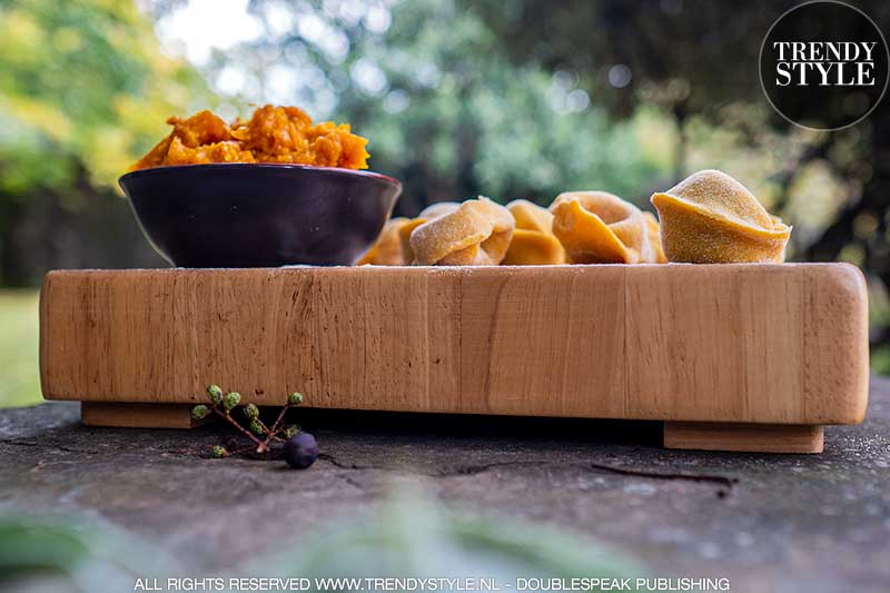 Koken in de herfst. Tortelli (ravioli) met pompoenvulling