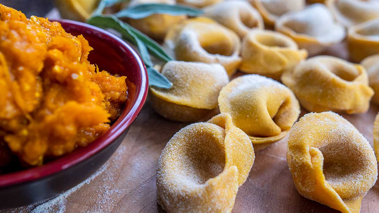 Huisgemaakte tortelli met pompoen vulling