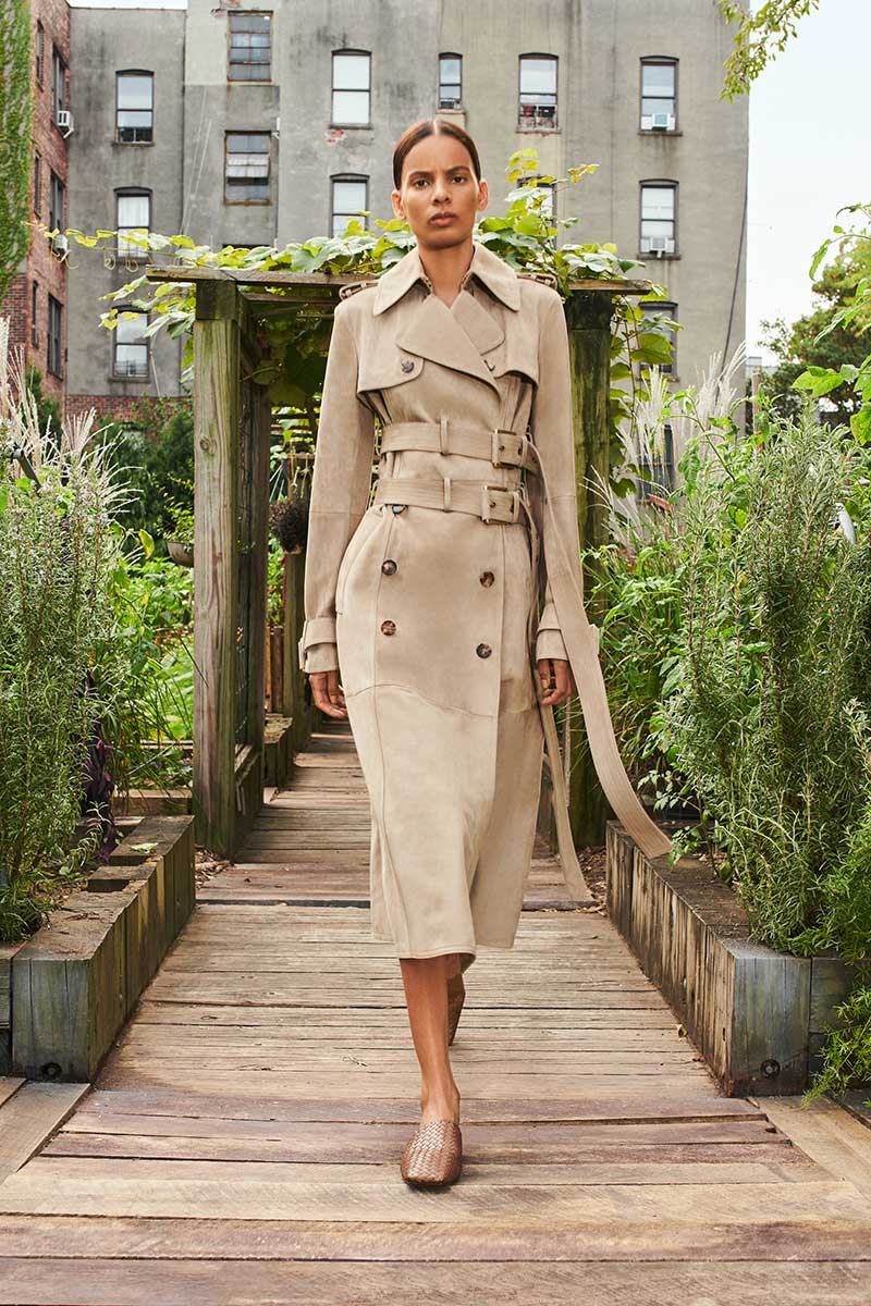 Modetrends lente zomer 2021. De allernieuwste trench coats. Photo: courtesy of Michael Kors