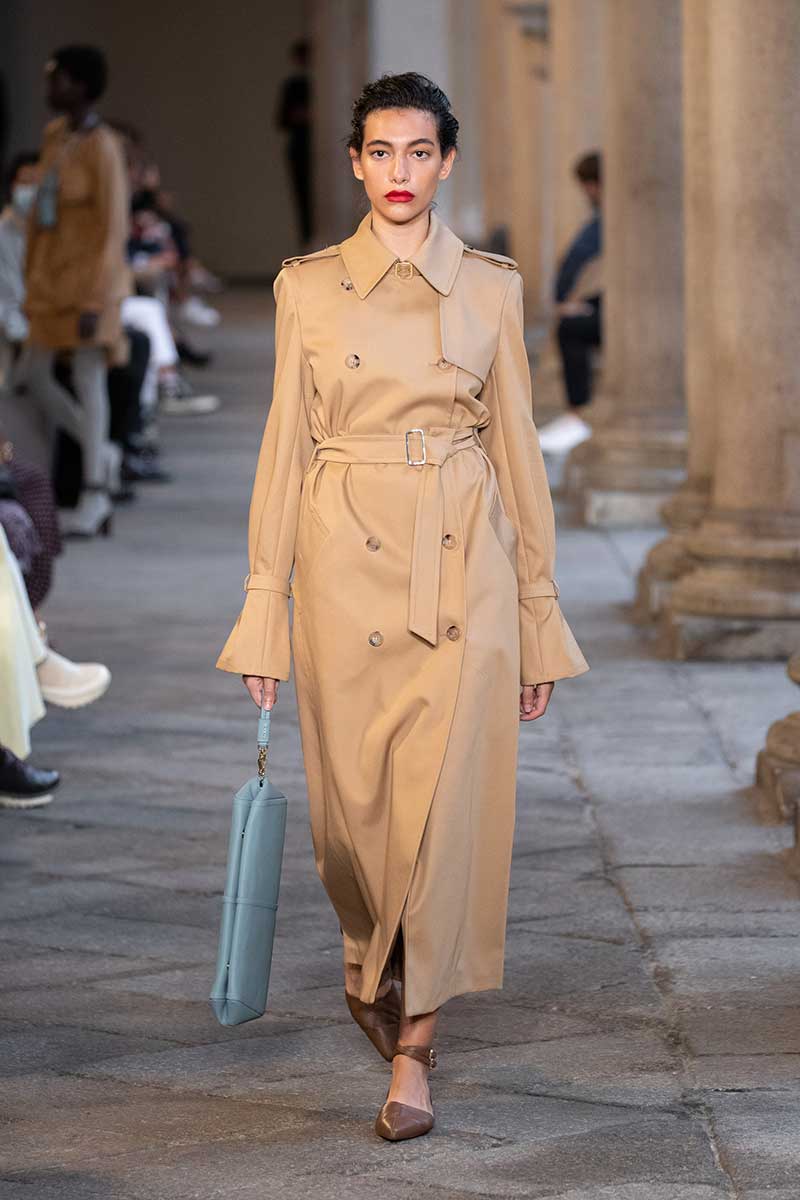 Modetrends lente zomer 2021. De allernieuwste trench coats. Photo: courtesy of Max Mara