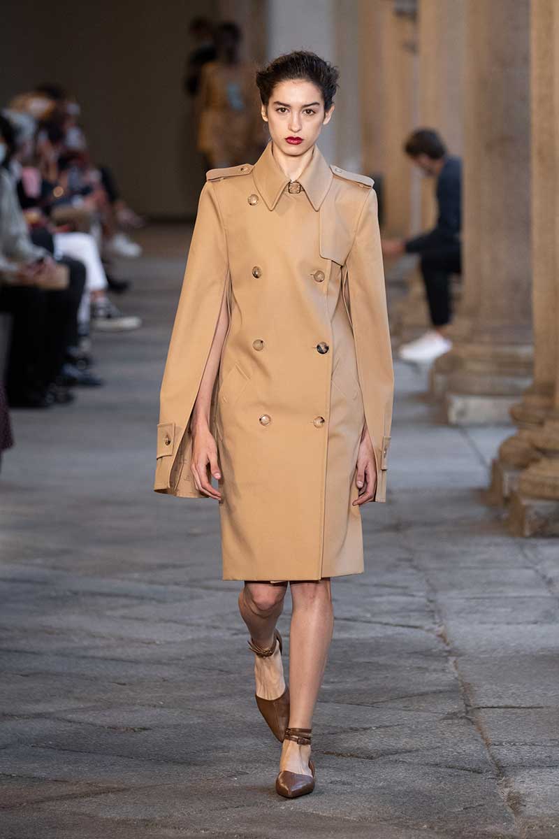 Modetrends lente zomer 2021. De allernieuwste trench coats. Photo: courtesy of Max Mara