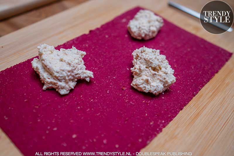 Valentijnsrecept. Ravioli harten van rodebietjespasta met pittige ricottavulling