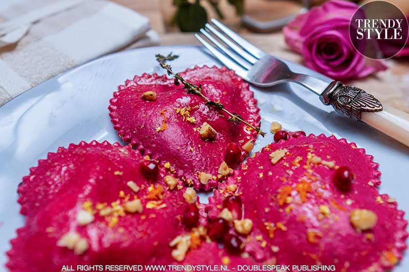 Valentijnsrecept. Ravioli harten van rodebietjespasta met pittige ricottavulling