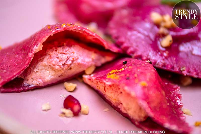 Valentijnsrecept. Ravioli harten van rodebietjespasta met pittige ricottavulling. Foto: Charlotte Mesman