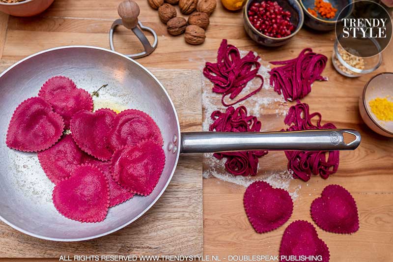 Valentijnsrecept. Ravioli harten van rodebietjespasta met pittige ricottavulling