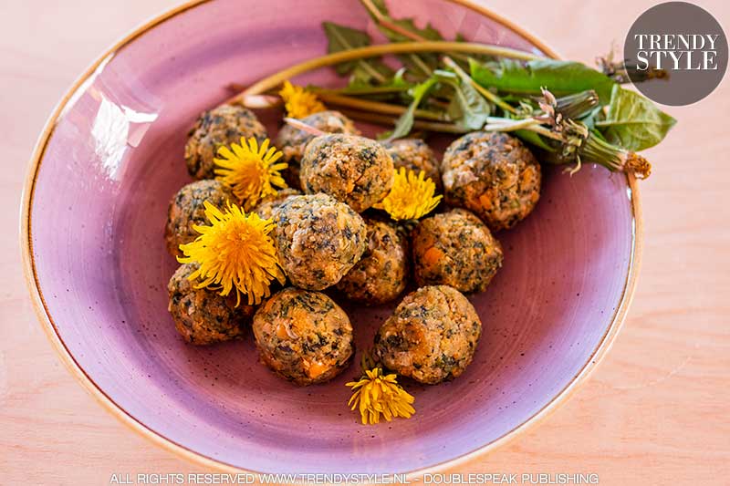 Koken. Vegetarische balletjes van paardenbloemblad en kikkererwten