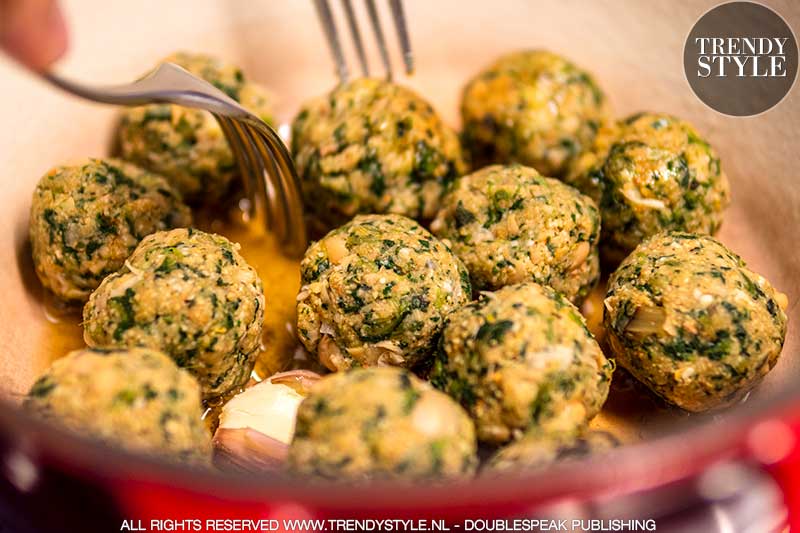 Koken. Vegetarische balletjes van paardenbloemblad en kikkererwten