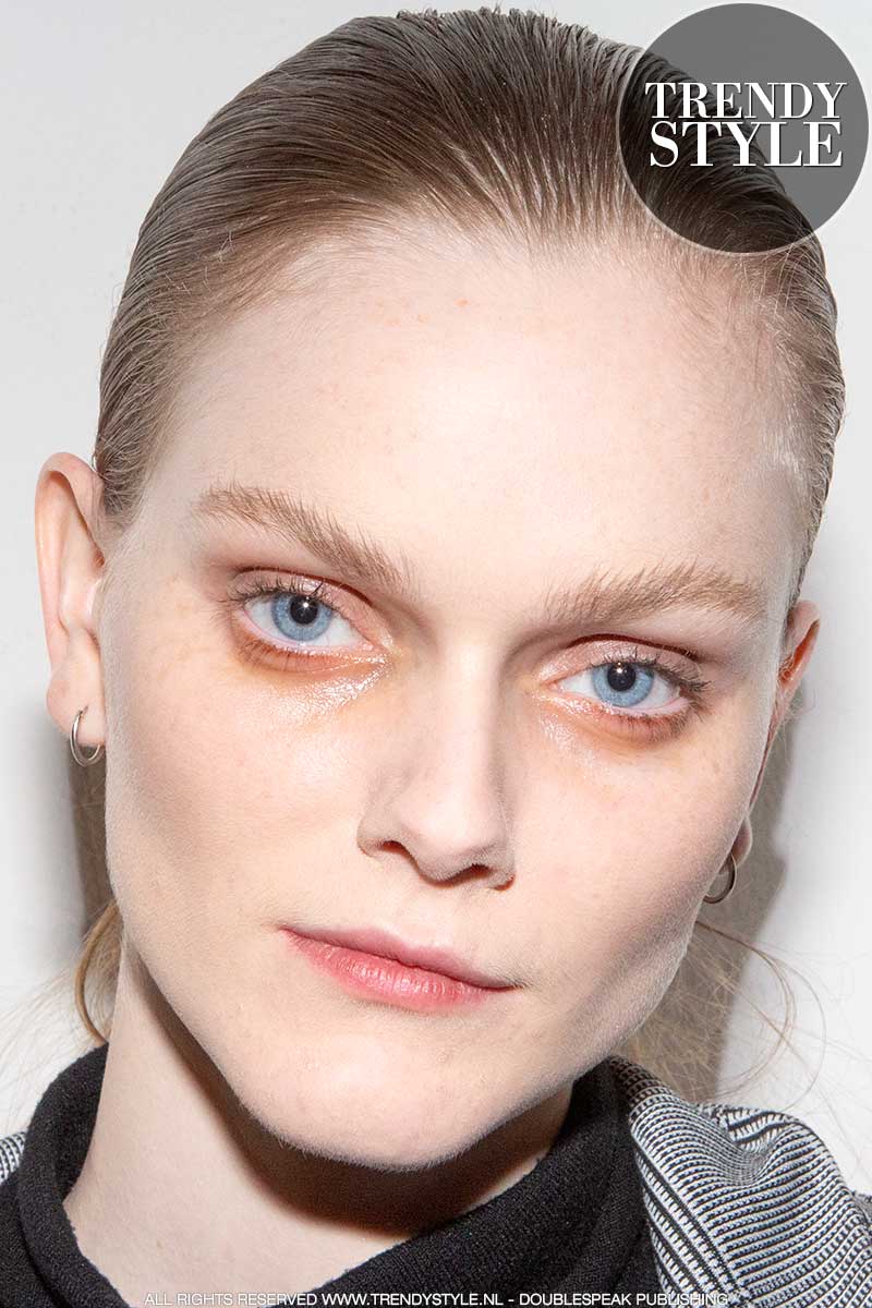 Wenkbrauwtrends winter 2020 2021. Omhoog gekamde wenkbrauwen. Insta-brow of catwalk versie?