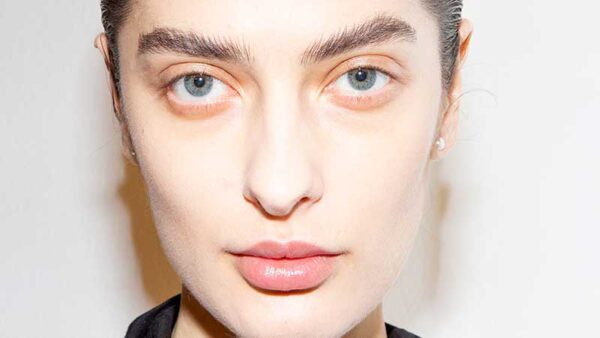 Wenkbrauwtrends winter 2020 2021. Omhoog gekamde wenkbrauwen. Insta-brow of catwalk versie?