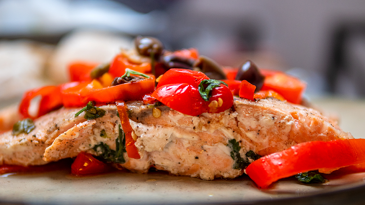 Zalm met taggiasche olijven en rode puntpaprika