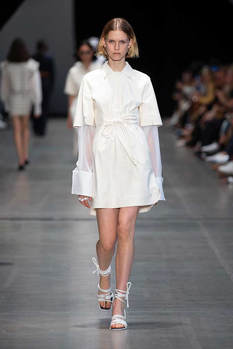 Modetrends zomer 2020. Witte jurken, witte bermuda's, witte blousons