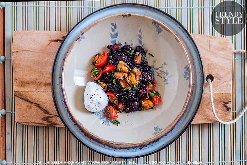 Kookrecept. Zwarte risotto met mosselen en burrata