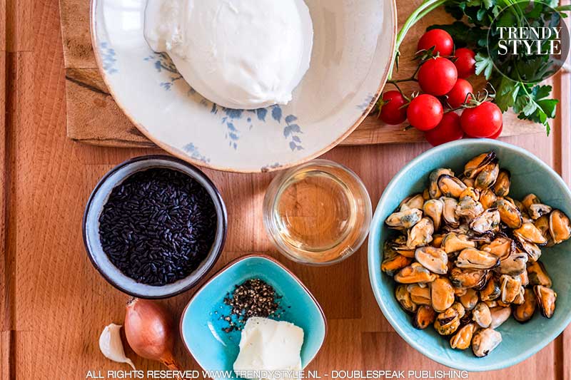 Kookrecept. Zwarte risotto met mosselen en burrata