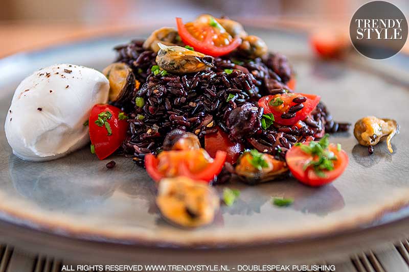 Kookrecept. Zwarte risotto met mosselen en burrata